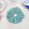 Übergroßes hellblaues Blumen-Scrunchie mit rosa Punkten auf edlem Faltenstoff - Schlichtes Grün