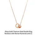 Detail der roségoldenen Titanhalskette mit funkelnden Kristallen und römischen Zahlen - Halskette / Roségold