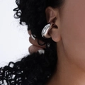 Earcuff de acero de titanio plateado para orejas sin perforación en forma de C - Ear cuff color acero / Color Acero