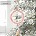 Ciondolo acchiappasogni natalizio in peluche rosa con stelle e piume su un pino - Campanello Eolico Rotondo Rosa