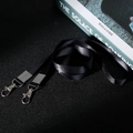 Schwarzes Schlüsselband aus Stoff mit dualen Metall-Karabinern auf strukturiertem Grund - 1.5cm / Schwarz