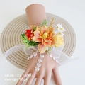 Corsage de poignet de mariage avec fleurs orange, ruban blanc et perles sur main - Corsage de Poignet - Orange Brûlé