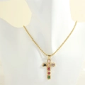 Dettaglio del ciondolo a croce in oro 18K con zirconi colorati su catena a corda - Croce In Zircone Colorato