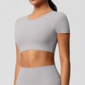 Détail d'un ensemble de yoga gris clair avec haut court et leggings de sport taille haute - S / Hauts / Gris Givré