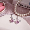 Détail de boucles d'oreilles lapin en cristal rose avec clous en forme de cœur poli - Lapin Rose