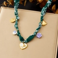Boheems hart hanger ketting met groene paisley stoffen ketting op een beige geschenkdoos - Groene Paisley-stoffen ketting met meerdere bedeltjes (N3897)