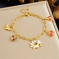 Detail eines vergoldeten Bettelarmbands mit bunten Emaille-Bienen- und Blumenanhängern - Insekten und Blumen Armband mit mehreren Anhängern (B1735)