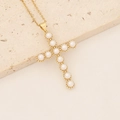 Dettaglio macro del ciondolo a croce placcato oro 18K con perle bianche e catena sottile - Stile Croce Con Intarsio di Perle (4#)