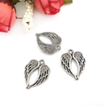 Dettaglio di ciondoli ad ala d'angelo in argento per gioielli DIY e collane fatte a mano - Cuore Alato 17x21mm
