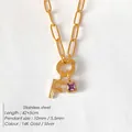 Collana a catena a graffetta in acciaio inossidabile dorato con lettera F e gemma viola - Lettera F (XNL0079)