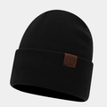Dettaglio berretto nero in maglia a coste con patch in pelle marrone bussola - Taglia unica / Nero