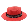 Roter Strohhut in Boater-Form mit Tweedband und goldenem M-Logo für den Sommer - M (56-58cm) / Rot