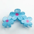 Lichtblauwe bloem haarklem met roze accenten voor een stijlvolle knot of haarstyling - Groot 9.5cm / Blauw