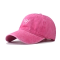 Dettaglio del cappellino da baseball in cotone rosa lavato con ricamo a mano bianco - Rosa Rosso