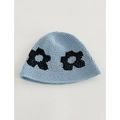 Hellblauer handgehäkelter Fischerhut mit zwei schwarzen Strickblumenmustern - Mittlere Blume Aquablau / M (56-58cm)