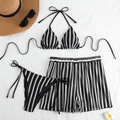 Dreiteiliger schwarz-weiß gestreifter Häkel-Bikini mit Neckholder-Top und Shorts - S / Schwarz-weiße Vertikalstreifen