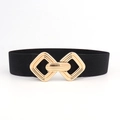 Vue détaillée de la boucle en métal doré sur une ceinture élastique noire pour femme - Style élastique / Noir