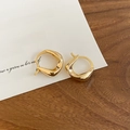 Dettaglio ravvicinato degli orecchini a U placcati oro 18K su sfondo in legno rustico - Fibbia per Orecchio a U / Oro (Placcato Oro 18K)