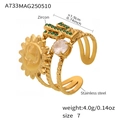 Detail eines dreischichtigen Edelstahlrings in Gold mit Zirkon-Kaktus und Sonnenanhänger - US 7 / Gold