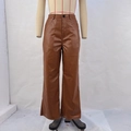 Vorderansicht der braunen PU-Lederhose mit hoher Taille an einer Studio-Schaufensterpuppe - S / Camel