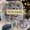 Detalle de 10 mini pinzas para el cabello violeta mate en caja hecha a mano - 10 Unidades/Caja / Color Té con Leche