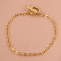 Primer plano de collar de cadena geométrica dorada con cierre OT sobre tela rosa suave - Collar (43cm) / Dorado