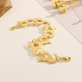 Vue détaillée d'un bracelet doré à maillons géométriques sur un fond minimaliste chic - Style de Lien Lettre G (KB169301-HG)