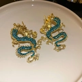 Orecchini a forma di drago placcati in oro con zirconi blu su piatto di ceramica - Orecchini Dragone con Strass Verdi Placcati Oro di Lusso Silver Earring Post (HE16655) / Verde