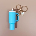 Portachiavi a tazza in silicone blu con anello dorato e ciondolo a cuore blu - Blu