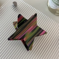Détail d'une pince à cheveux en forme d'étoile avec motifs rayés colorés et fini brillant - Rayé Multicolore