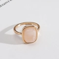 Elegante gouden ring met een rechthoekige lichtroze natuursteen in een minimalistische stijl - Rozenkwarts