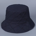 Detail eines dunkelblauen Fischerhutes aus Baumwolle mit gestepptem Rautenmuster - M(56-58cm) / Marineblau