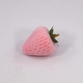 Portagioie a forma di fragola rosa in velluto per anelli e orecchini su fondo bianco - 44x44x61MM / Rosa Chiaro