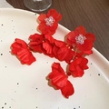 Detalle de pendientes de flores de tela roja con cuentas en un plato de crema - Estilo de Flor Plisada 3D (2# Aguja de Plata - Rojo)