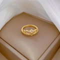 Verstellbarer goldener Kronenring mit Herzelement und weißem Zirkon auf Schmuckschatulle - Einstellbar Offen / Kronen-Herz-Stil (G430)