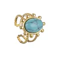 Détail macro d'une bague dorée réglable avec pierre turquoise verte et texture perlée - Turquoise Ovale Dorée