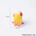 Portachiavi a forma di torta toast in PVC con panna e frutta, misura di 5,5 cm - Stile marmellata gialla con cinturino rosa