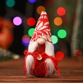Détail de gnome de Noël tricoté rouge avec bonnet flocon de neige et barbe blanche - Cœur Rouge