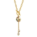 Detailaufnahme von goldenem Mondanhänger mit bunten Bösen Blicken und Kristallen - Mond