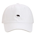 Minimalistische weiße Baumwoll-Baseballkappe mit Eisbären-Stickerei und gebogenem Schirm - Weiß