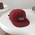 Détail de la casquette en coton bordeaux avec broderie de lettres bleu et blanc - 52-54cm (3-8 Ans) / Bordeaux