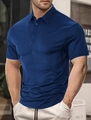 Detailansicht eines dunkelblauen Kurzarm-Poloshirts mit klassischem Knopfkragen am Model - S / Marineblau