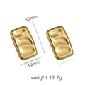 Dettaglio di orecchini rettangolari dorati da 30mm x 19mm con finitura lucida a specchio - Quadrato Concavo Oro