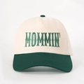Detalle del bordado 3D MOMMIN' en gorra de béisbol vintage bicolor en crema y verde - Beige y Verde Oscuro