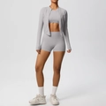 Dettaglio del set sportivo grigio tre pezzi con giacca a zip e pantaloncini da ginnastica - Taglia S / Top E Pantaloni / Set da 3 Pezzi / Grigio Ghiaccio