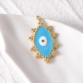 Detailopname van een 14k vergulde boze oog hanger met blauw emaille op keramisch oppervlak - Blauw emaille oog