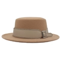 Dettaglio del cappello di lana cammello con cinturino in pelle beige e fibbia argento - Cammello (Cintura Beige)