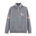 Maglione grigio a mezza zip con ricamo a forma di cane e maniche a righe su fondo bianco - S / Grigio