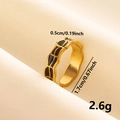Détail d'une bague en acier doré avec émail noir et dimensions du produit - Style à Carreaux Noir Or (J635-G-B)