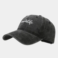 Detalle macro de gorra gris lavado con bordado blanco #momlife y textura de corazón - Negro Lavado